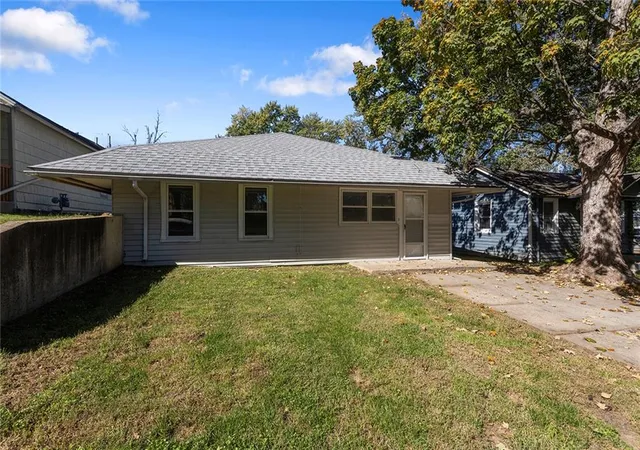 Photo 1 of Single family home for sale at 1212 Kingman St, Leavenworth, KS 66048 | MLS# 2646823 | Listing updated on 2026-10-14