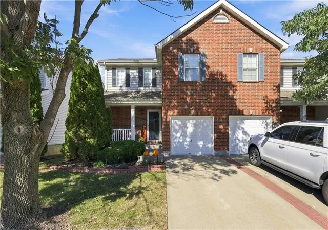 Photo 2 of Townhouse for sale at 1224 Sw Wysteria Dr, Lees Summit, MO 64082 | MLS# 2646829 | Listing updated on 2026-10-19