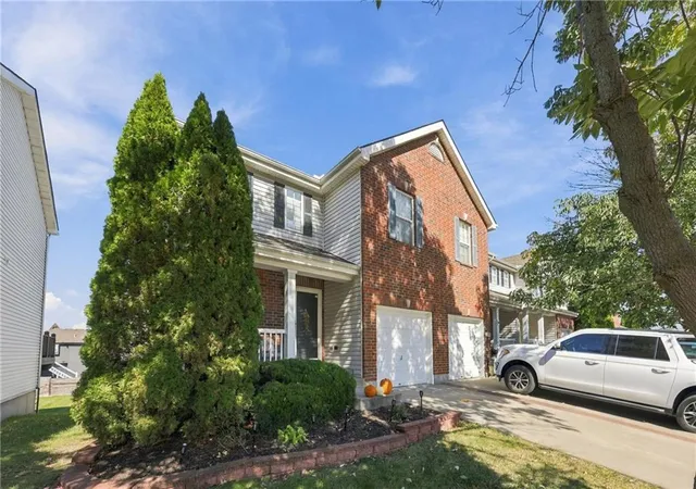Photo 3 of Townhouse for sale at 1224 SW Wysteria Dr, Lees Summit, MO 64082 | MLS# 2646829 | Listing updated on 2026-10-19