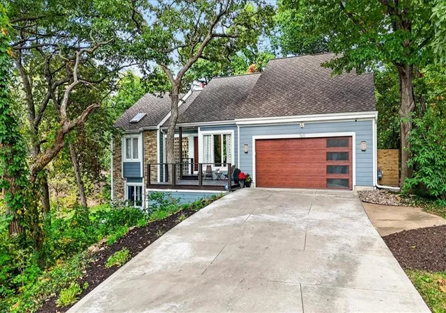 Photo 3 of Single family home for sale at 7611 Park St, Shawnee, KS 66216 | MLS# 2646847 | Listing updated on 2026-10-23