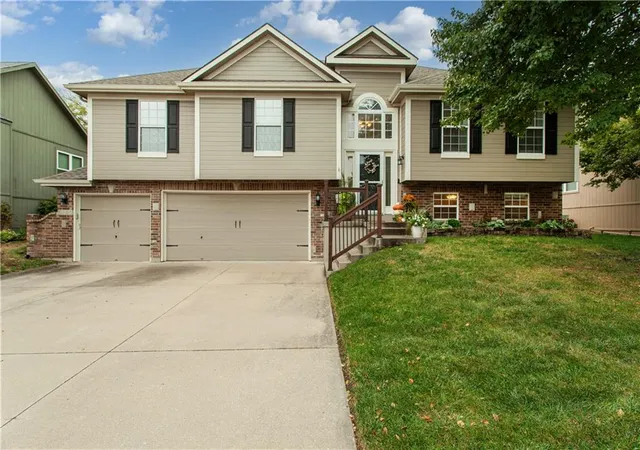 Photo 1 of Single family home for sale at 1341 Se Dalton Dr, Lees Summit, MO 64081 | MLS# 2646850 | Listing updated on 2026-10-19