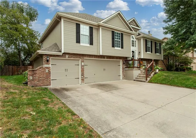 Photo 2 of Single family home for sale at 1341 Se Dalton Dr, Lees Summit, MO 64081 | MLS# 2646850 | Listing updated on 2026-10-19