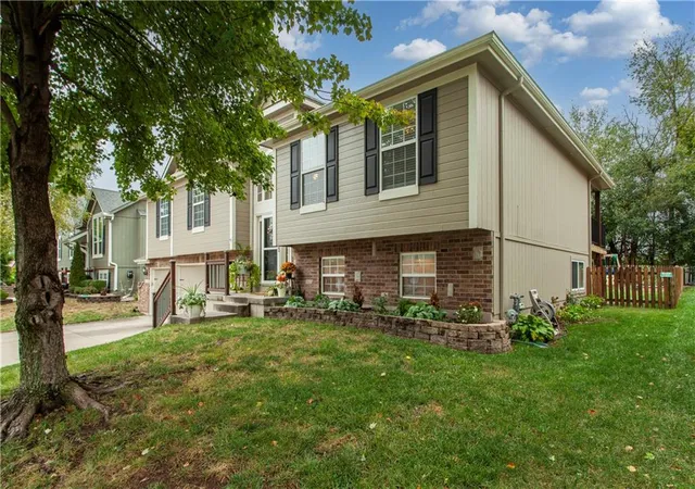 Photo 3 of Single family home for sale at 1341 Se Dalton Dr, Lees Summit, MO 64081 | MLS# 2646850 | Listing updated on 2026-10-19