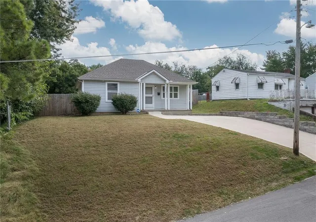 Photo 2 of Sale Pending at 1715 Borden Ave, Saint Joseph, MO 64507 | MLS# 2646859 | Listing updated on 2026-10-16