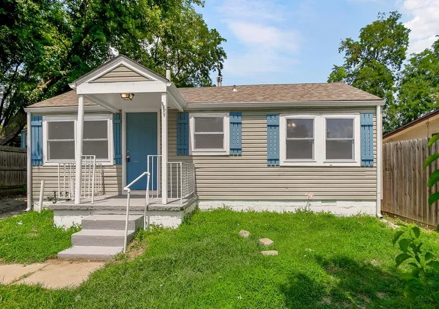 Single family home for sale at 10522 E 6th Street S, Independence, MO 64053 | MLS# 2646871