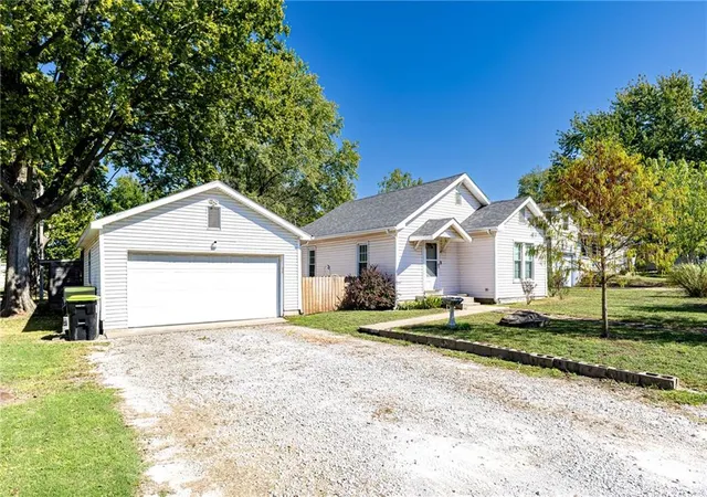 Photo 3 of Single family home for sale at 402 E 4th Street, Baxter Springs, KS 66713 | MLS# 2646877 | Listing updated on 2026-10-13