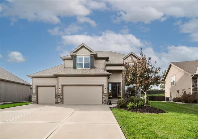 Single family home for sale at 6011 NW 92nd Terrace, Kansas City, MO 64154 | MLS# 2646880