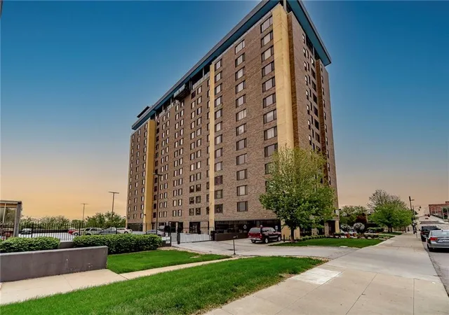 Photo 2 of Condo for sale at 700 E 8th Street #6E, Kansas City, MO 64106 | MLS# 2646883 | Listing updated on 2026-10-14