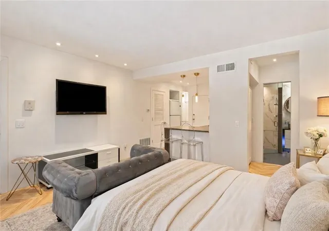 Listing Photo 5 - Condo for sale in building located at 4540 Broadway Blvd, Kansas City, MO 64111 - Unit #1N