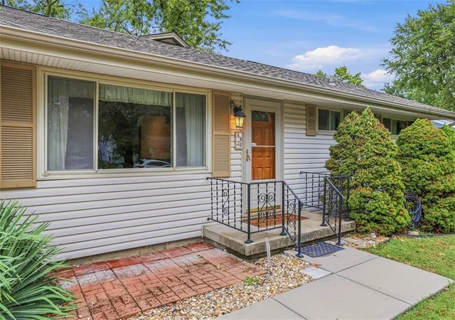 Photo 3 of Single family home for sale at 6920 W 72nd Terrace, Overland Park, KS 66204 | MLS# 2646893 | Listing updated on 2026-10-18
