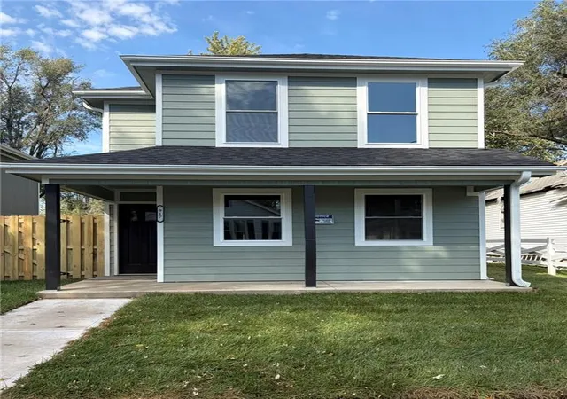 Single family home for sale at 917 W Valley St, Saint Joseph, MO 64504 | MLS# 2646894