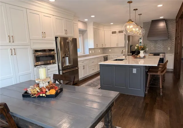 Photo 2 of Sale Pending at 16160 S Locust St, Olathe, KS 66062 | MLS# 2646896 | Listing updated on 2026-10-19