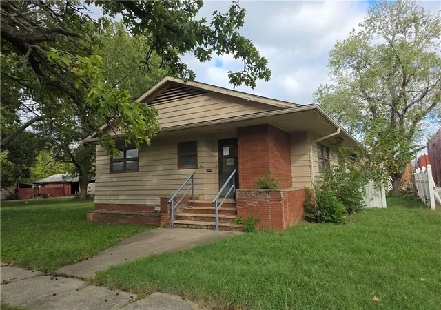 Photo 2 of Single family home for sale at 203 N Walnut, Iola, KS 66749 | MLS# 2646905 | Listing updated on 2026-10-21