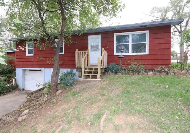 Photo 1 of Single family home for sale at 828 George St, Atchison, KS 66002 | MLS# 2646913 | Listing updated on 2026-10-19