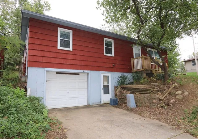 Photo 2 of Single family home for sale at 828 George St, Atchison, KS 66002 | MLS# 2646913 | Listing updated on 2026-10-19