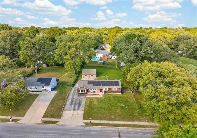 Photo 2 of Single family home for sale at 1300 Ne Shady Ln Dr, Kansas City, MO 64118 | MLS# 2646921 | Listing updated on 2026-10-19