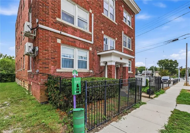 Listing Photo 2 - Condo for sale in building located at 16 W 37th St, Kansas City, MO 64111