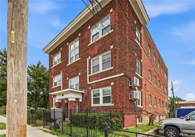 Listing Photo 3 - Condo for sale in building located at 16 W 37th St, Kansas City, MO 64111