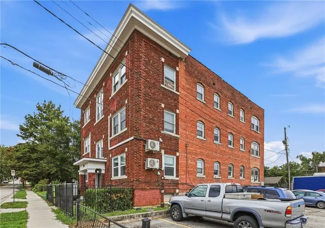 Listing Photo 4 - Condo for sale in building located at 16 W 37th St, Kansas City, MO 64111