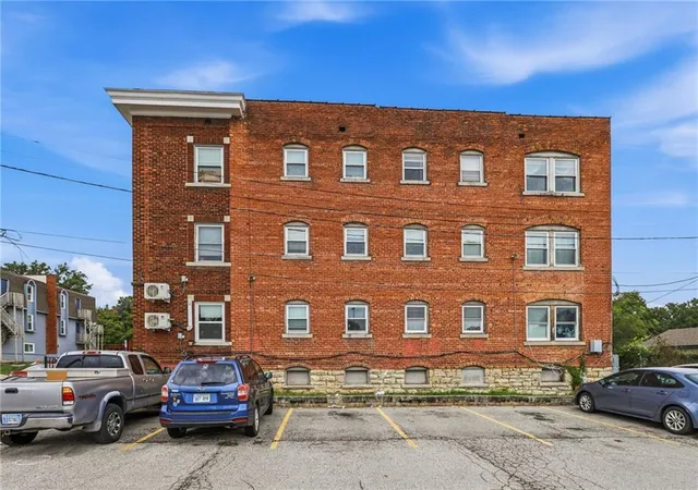 Listing Photo 5 - Condo for sale in building located at 16 W 37th St, Kansas City, MO 64111