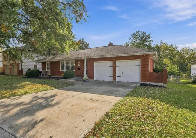 Photo 3 of Sale Pending at 8528 Maywood Ave, Raytown, MO 64138 | MLS# 2646924 | Listing updated on 2026-10-16