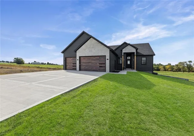 Photo 1 of Single family home for sale at 1108 Trl View Ct, Baldwin City, KS 66006 | MLS# 2646934 | Listing updated on 2026-10-17