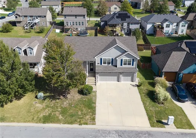 Photo 2 of Single family home for sale at 2322 Gettysburg Dr, Leavenworth, KS 66048 | MLS# 2646938 | Listing updated on 2026-10-22