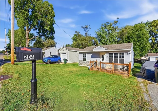 Photo 2 of Single family home for sale at 204 N 17th Street, Leavenworth, KS 66048 | MLS# 2646957 | Listing updated on 2026-10-20