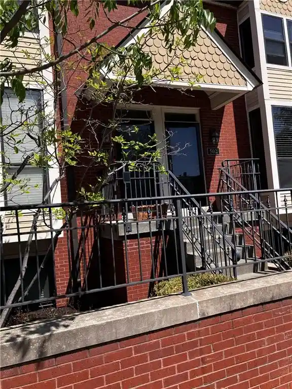 Listing Photo 2 - Condo for sale in 504 W 10th St located at 504 W 10th St, Kansas City, MO 64105 - Unit #504
