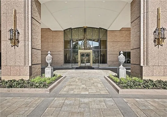 Condo for sale at 400 W 49th Terrace #2052, Kansas City, MO 64112 | MLS# 2646987