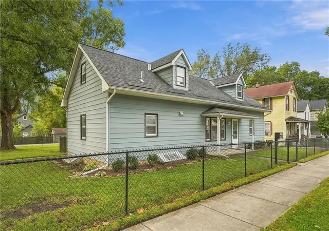 Photo 3 of Single family home for sale at 801 Osage St, Leavenworth, KS 66048 | MLS# 2647004 | Listing updated on 2026-10-22