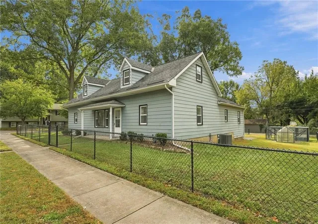 Photo 3 of Single family home for sale at 801 Osage St, Leavenworth, KS 66048 | MLS# 2647004 | Listing updated on 2026-10-22