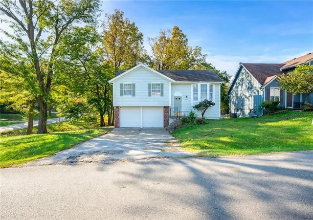 Single family home for sale at 5511 NE 50th Street, Kansas City, MO 64119 | MLS# 2647005