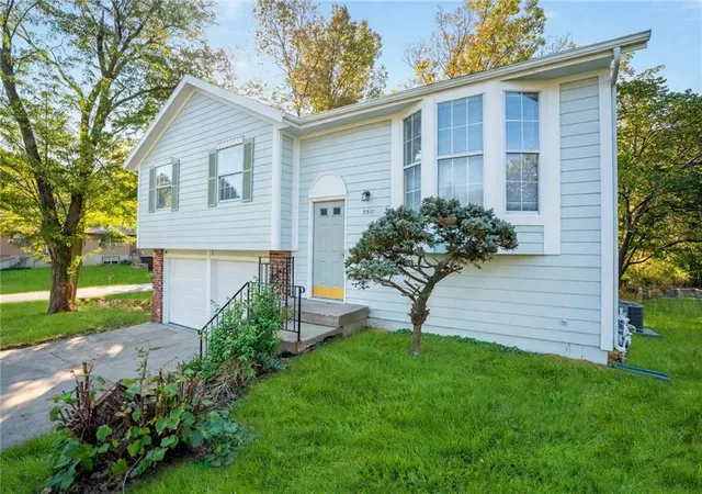 Photo 3 of Single family home for sale at 5511 NE 50th Street, Kansas City, MO 64119 | MLS# 2647005 | Listing updated on 2026-10-17
