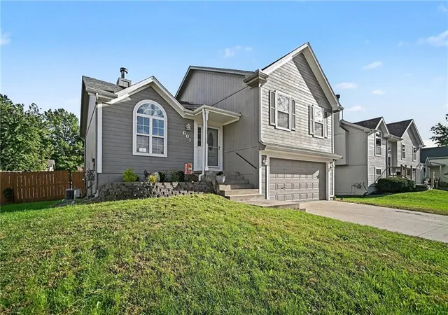Single family home for sale at 601 N Winwood St, Gardner, KS 66030 | MLS# 2647010