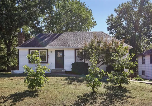 Photo 2 of Single family home for sale at 2106 Antioch St, Clinton, MO 64735 | MLS# 2647013 | Listing updated on 2026-10-17