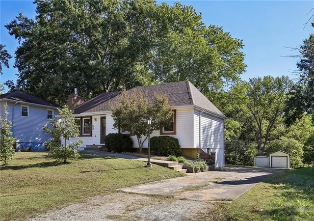 Photo 3 of Single family home for sale at 2106 Antioch St, Clinton, MO 64735 | MLS# 2647013 | Listing updated on 2026-10-17