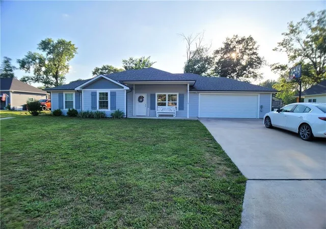 Single family home for sale at 1203 Lakewood Dr, Pittsburg, KS 66762 | MLS# 2647038