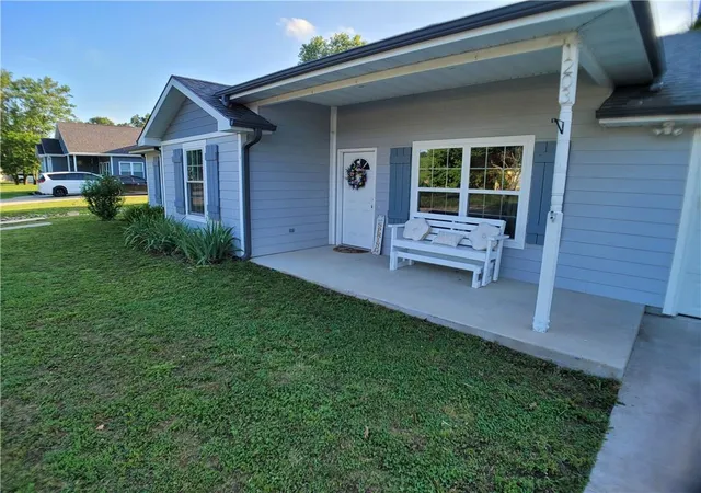 Photo 2 of Single family home for sale at 1203 Lakewood Dr, Pittsburg, KS 66762 | MLS# 2647038 | Listing updated on 2026-10-14