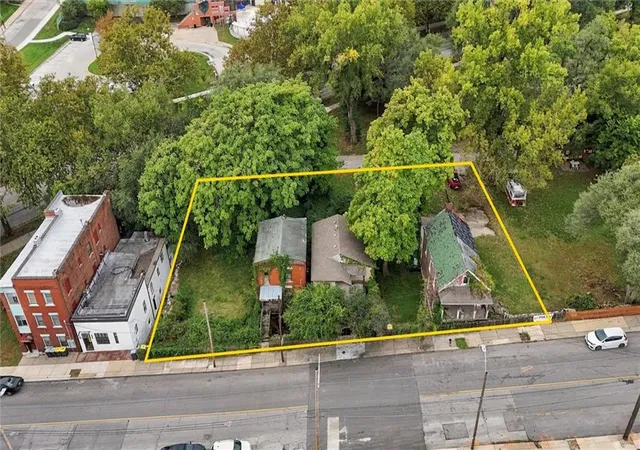 Single family home for sale at 2024 Summit St, Kansas City, MO 64108 | MLS# 2647045