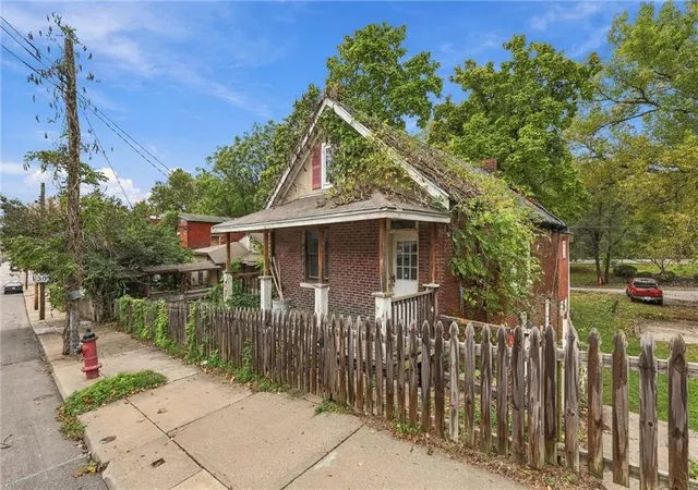 Photo 2 of Single family home for sale at 2024 Summit St, Kansas City, MO 64108 | MLS# 2647045 | Listing updated on 2026-10-19