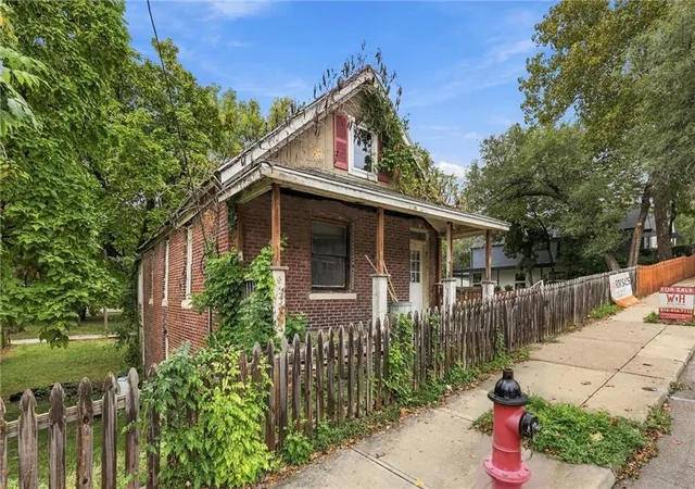 Photo 3 of Single family home for sale at 2024 Summit St, Kansas City, MO 64108 | MLS# 2647045 | Listing updated on 2026-10-19