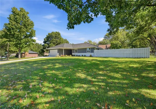 Photo 3 of Single family home for sale at 201 Se Westwind Dr, Lees Summit, MO 64063 | MLS# 2647058 | Listing updated on 2026-10-20