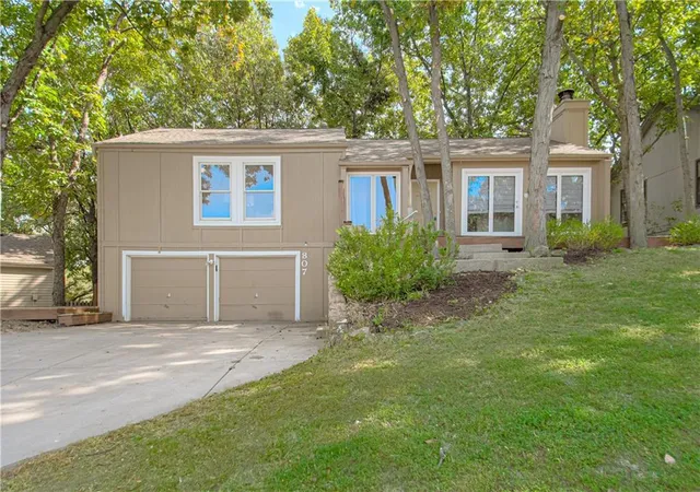 Photo 1 of Single family home for sale at 807 Nw 70th Street, Kansas City, MO 64118 | MLS# 2647062 | Listing updated on 2026-10-20