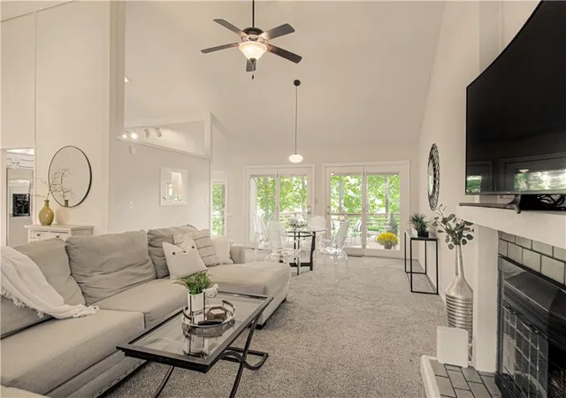 Photo 3 of Single family home for sale at 807 NW 70th Street, Kansas City, MO 64118 | MLS# 2647062 | Listing updated on 2026-10-20