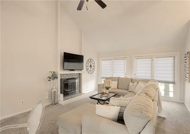 Photo 4 of Single family home for sale at 807 NW 70th Street, Kansas City, MO 64118 | MLS# 2647062 | Listing updated on 2026-10-20