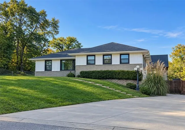 Photo 1 of Sale Pending at 5815 Oak Grv Rd, Kansas City, KS 66106 | MLS# 2647069 | Listing updated on 2026-10-29