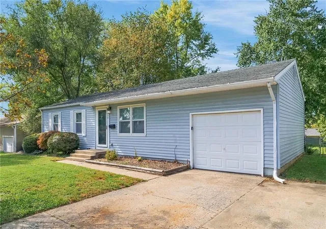 Photo 2 of Single family home for sale at 400 N Ponca Dr, Independence, MO 64056 | MLS# 2647087 | Listing updated on 2026-10-26