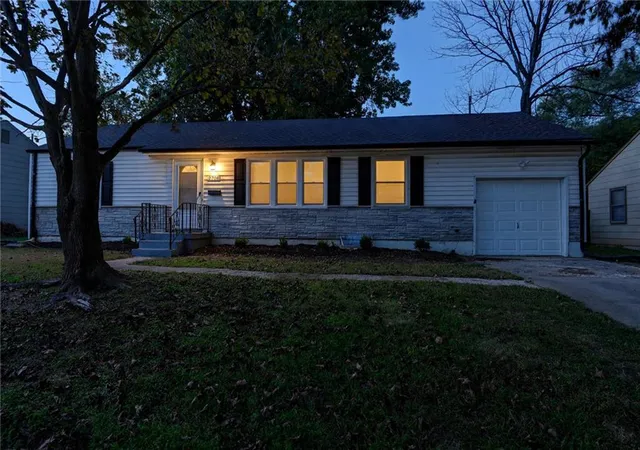 Photo 1 of Single family home for sale at 2708 S Glenwood Ave, Independence, MO 64052 | MLS# 2647095 | Listing updated on 2026-10-15