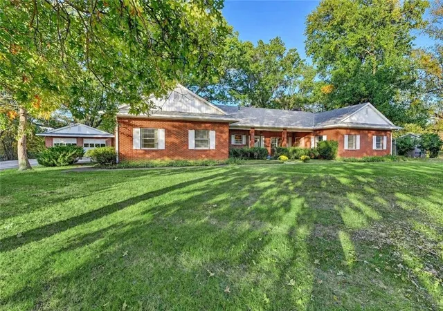 Single family home for sale at 7 Lindenwood Ln, Saint Joseph, MO 64505 | MLS# 2647099